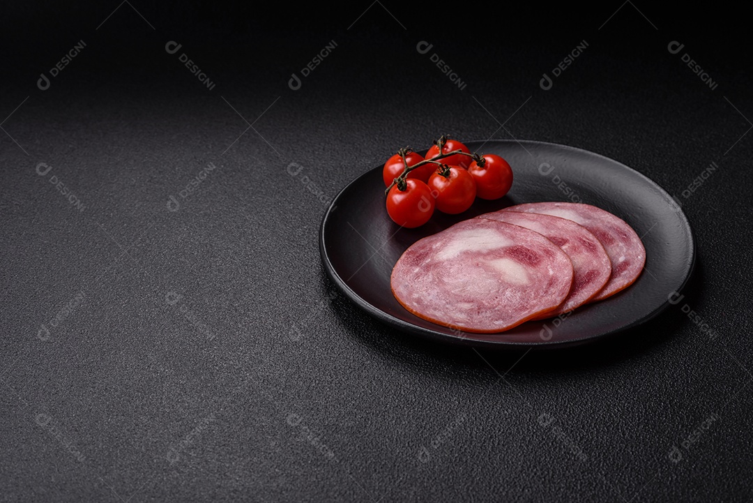 Imagem mostra fatias de presunto, um produto de carne processada feito da perna de porco