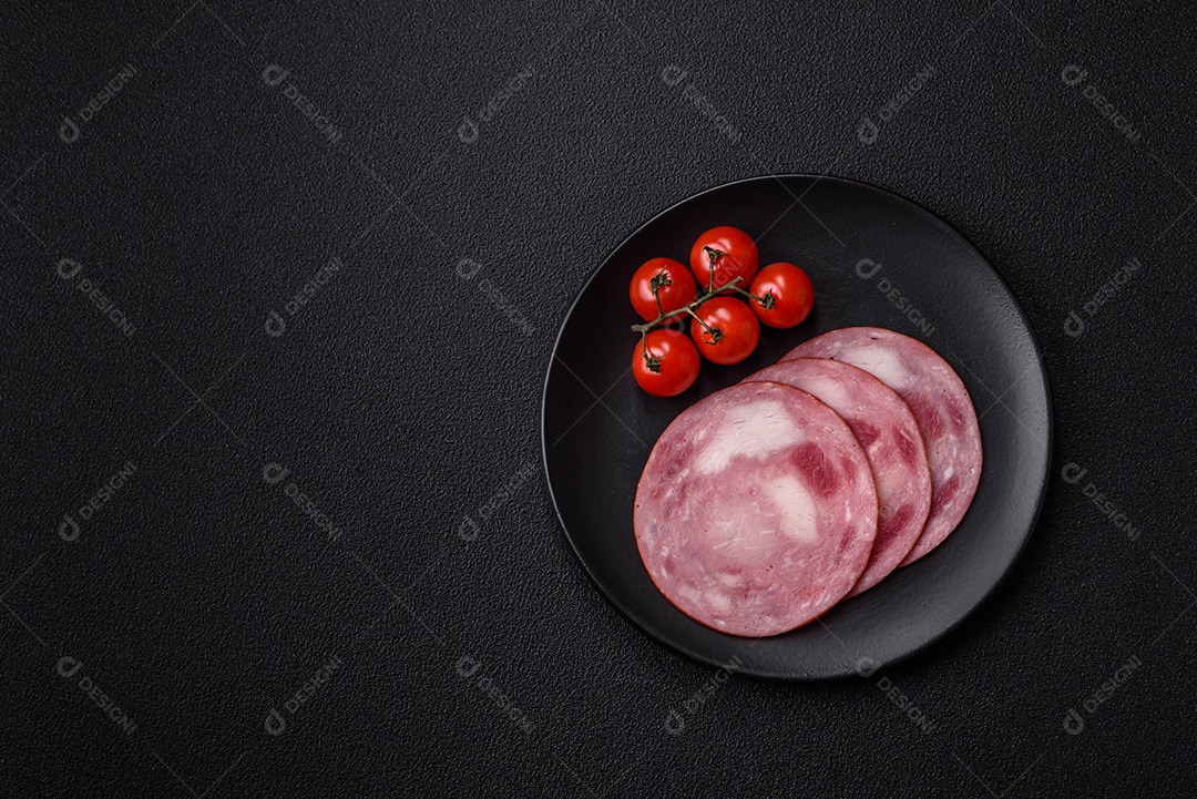 Imagem mostra fatias de presunto, um produto de carne processada feito da perna de porco