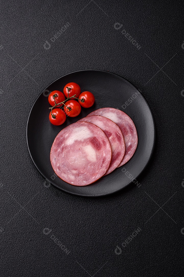 Imagem mostra fatias de presunto, um produto de carne processada feito da perna de porco