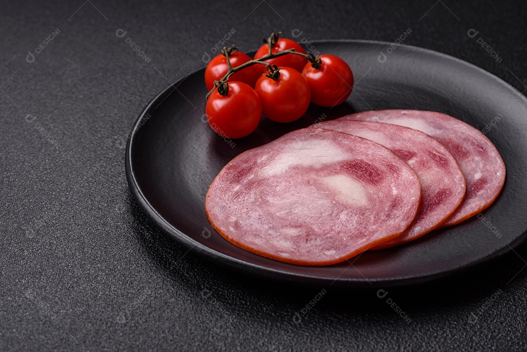 Imagem mostra fatias de presunto, um produto de carne processada feito da perna de porco