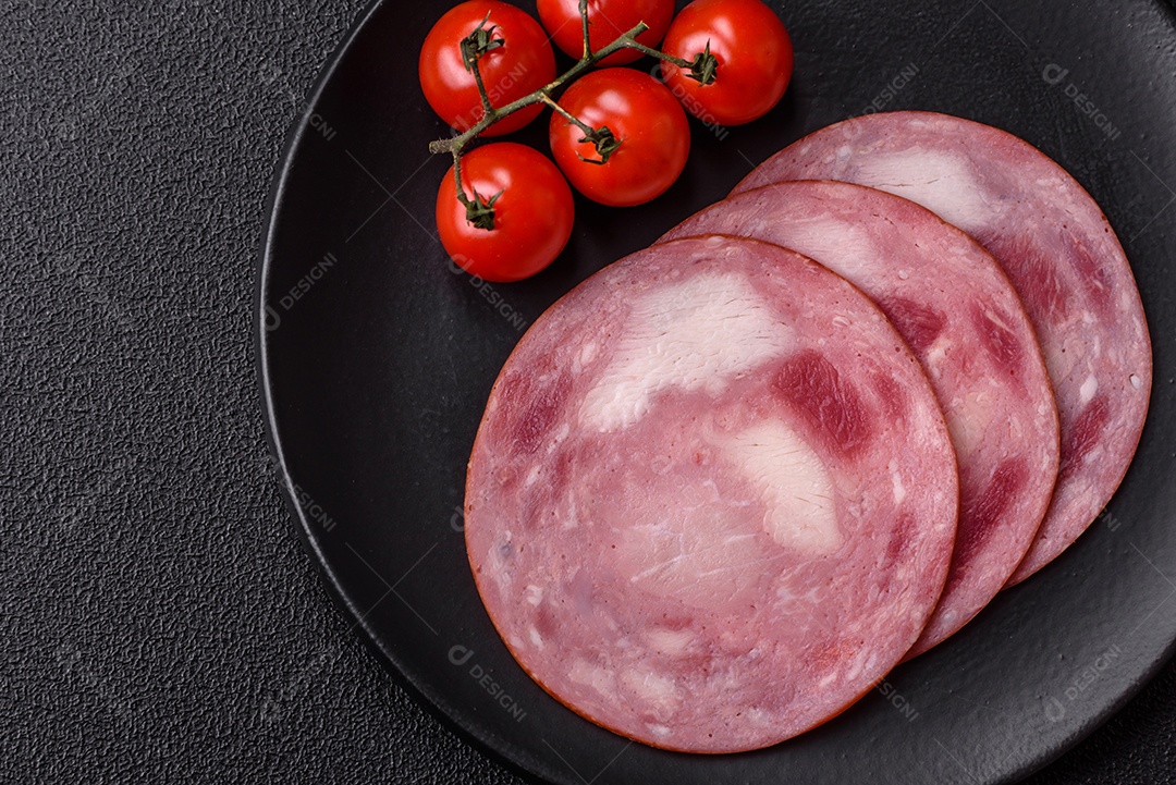 Imagem mostra fatias de presunto, um produto de carne processada feito da perna de porco