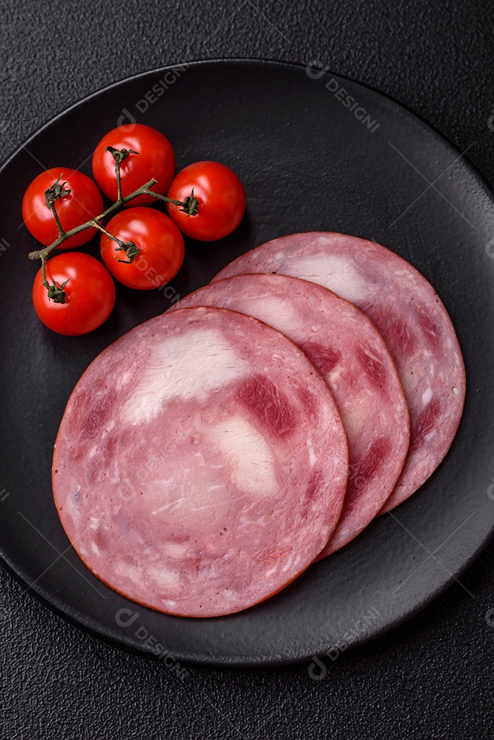 Imagem mostra fatias de presunto, um produto de carne processada feito da perna de porco