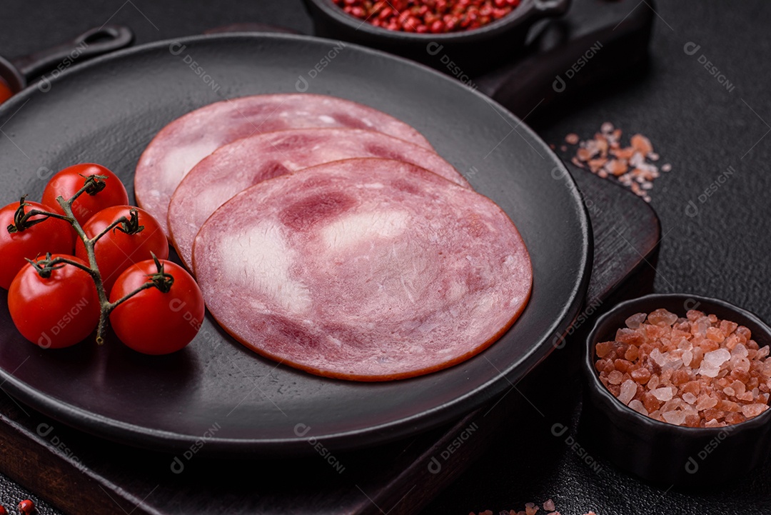 Imagem mostra fatias de presunto, um produto de carne processada feito da perna de porco