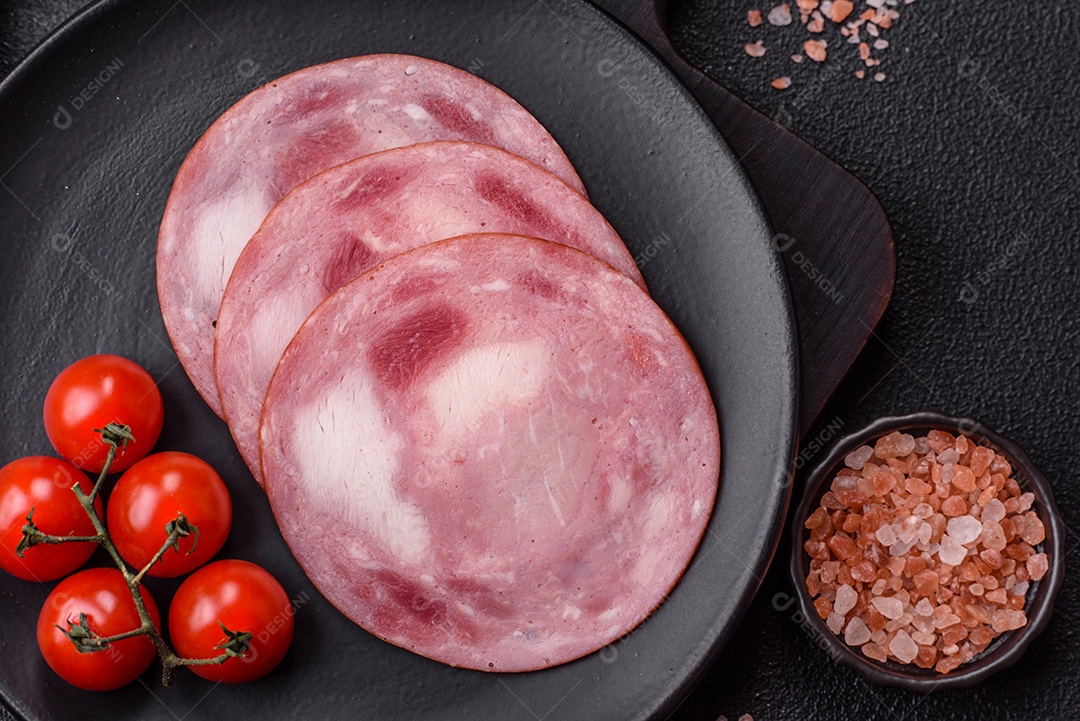 Imagem mostra fatias de presunto, um produto de carne processada feito da perna de porco