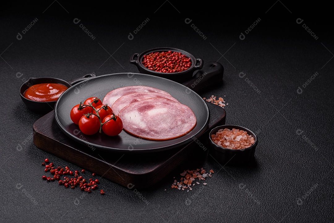 Imagem mostra fatias de presunto, um produto de carne processada feito da perna de porco