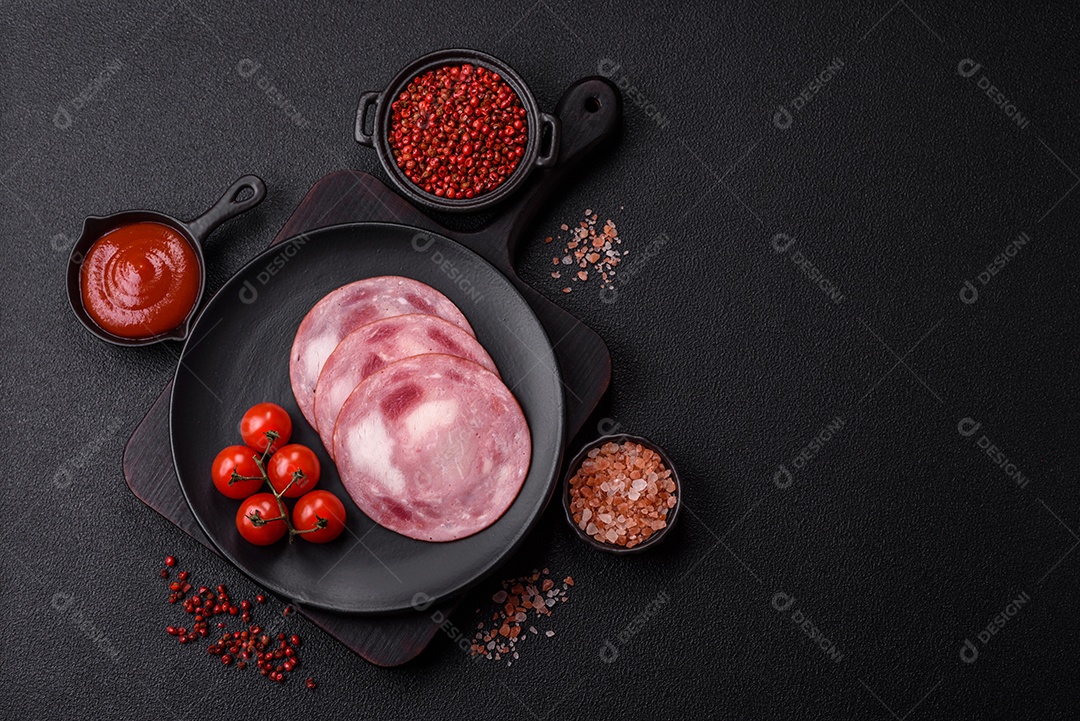 Imagem mostra fatias de presunto, um produto de carne processada feito da perna de porco