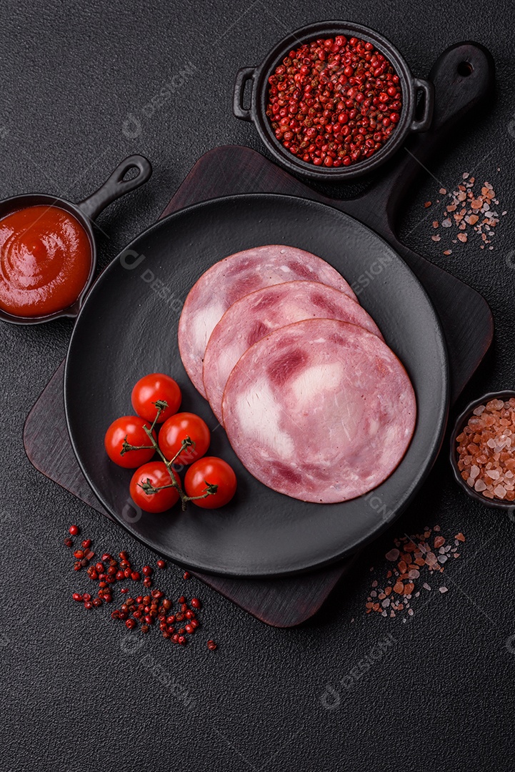 Imagem mostra fatias de presunto, um produto de carne processada feito da perna de porco