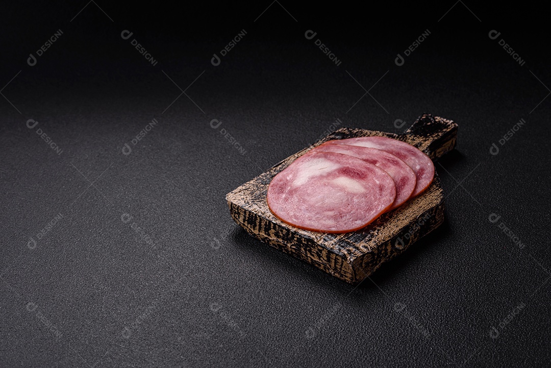Imagem mostra fatias de presunto, um produto de carne processada feito da perna de porco