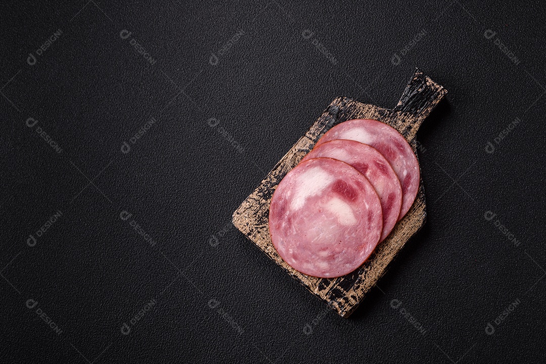 Imagem mostra fatias de presunto, um produto de carne processada feito da perna de porco