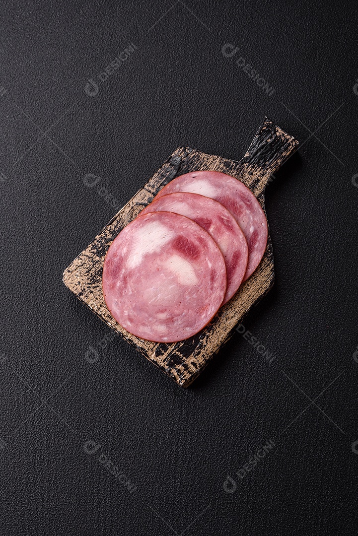 Imagem mostra fatias de presunto, um produto de carne processada feito da perna de porco