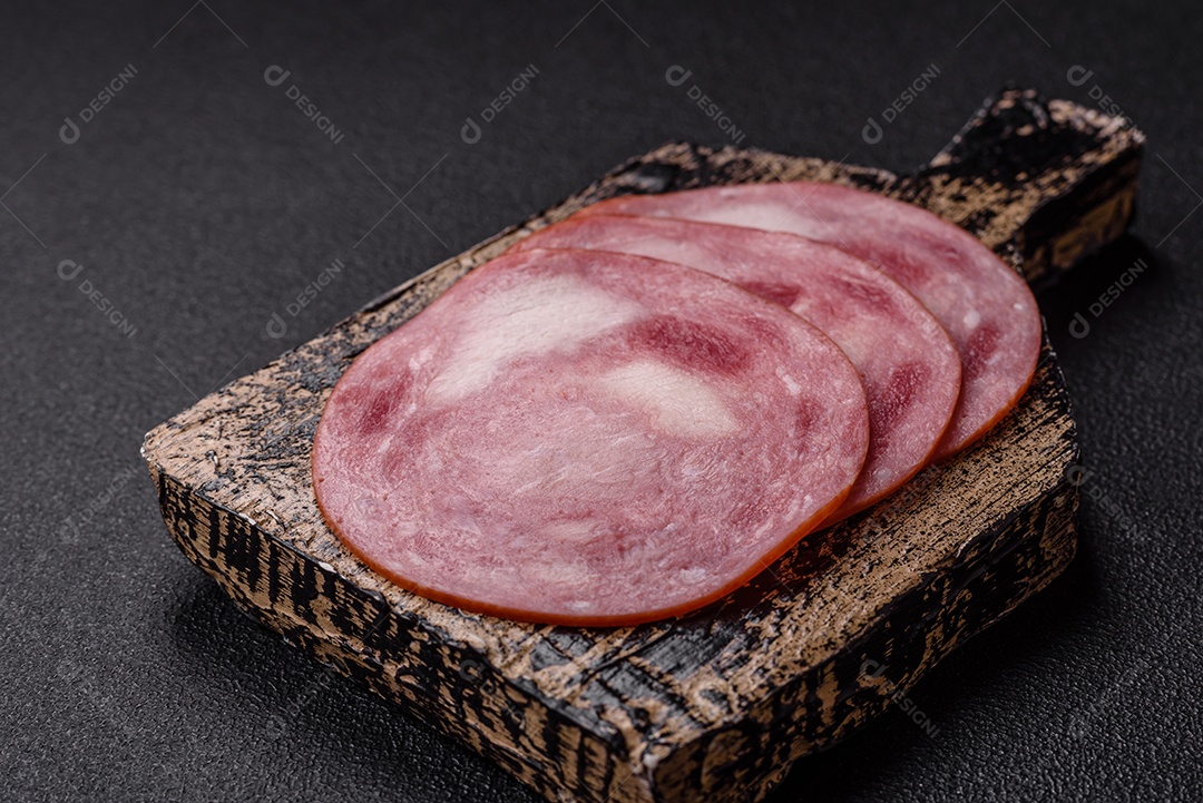 Imagem mostra fatias de presunto, um produto de carne processada feito da perna de porco