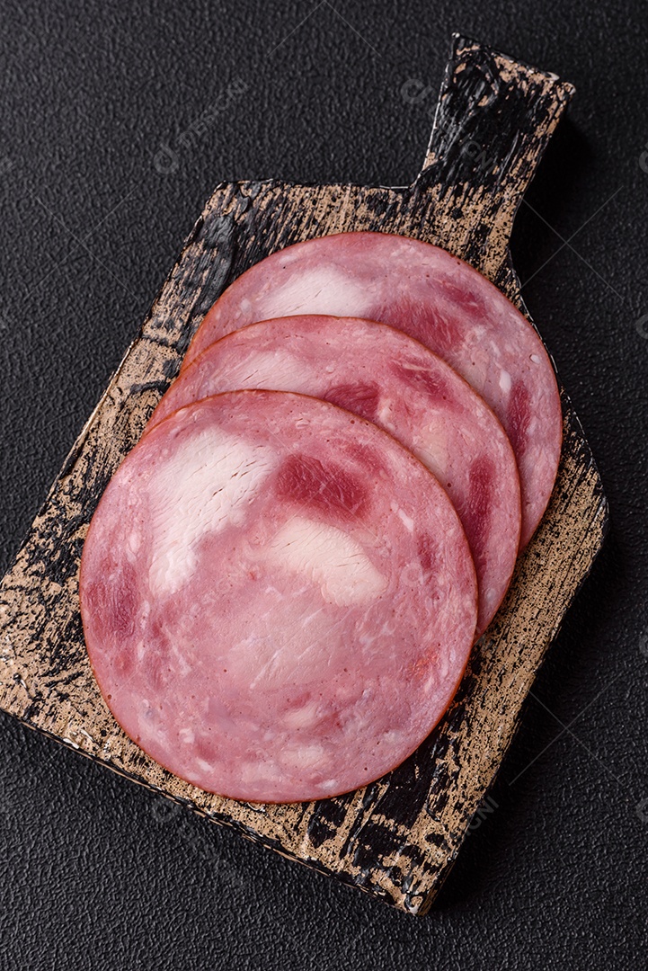 Imagem mostra fatias de presunto, um produto de carne processada feito da perna de porco