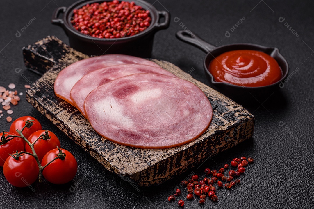 Imagem mostra fatias de presunto, um produto de carne processada feito da perna de porco