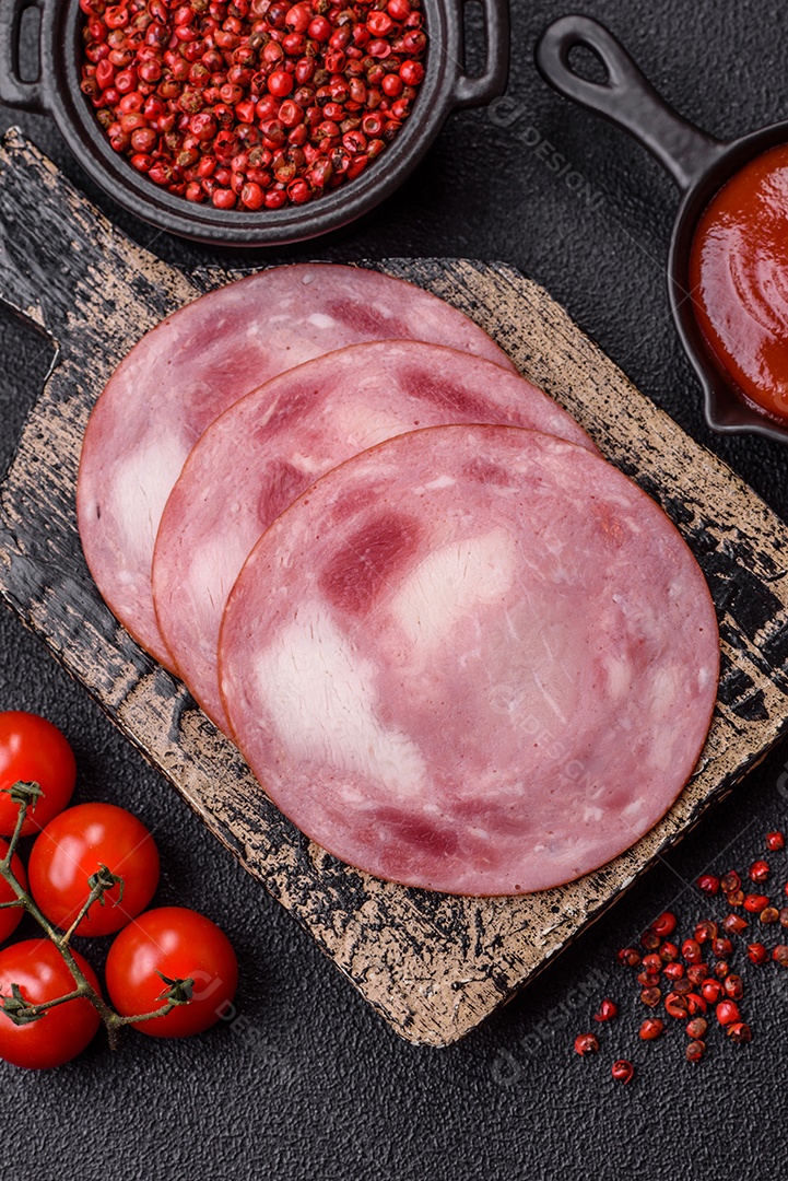 Imagem mostra fatias de presunto, um produto de carne processada feito da perna de porco