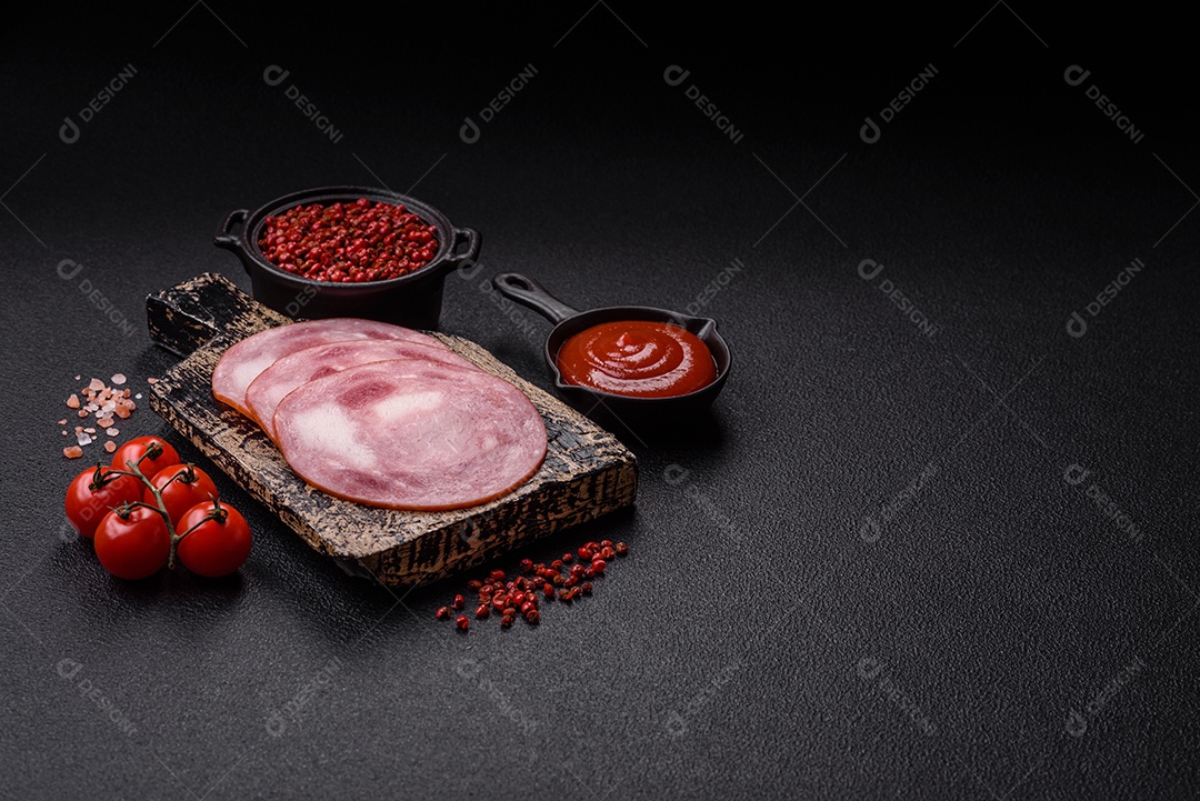 Imagem mostra fatias de presunto, um produto de carne processada feito da perna de porco