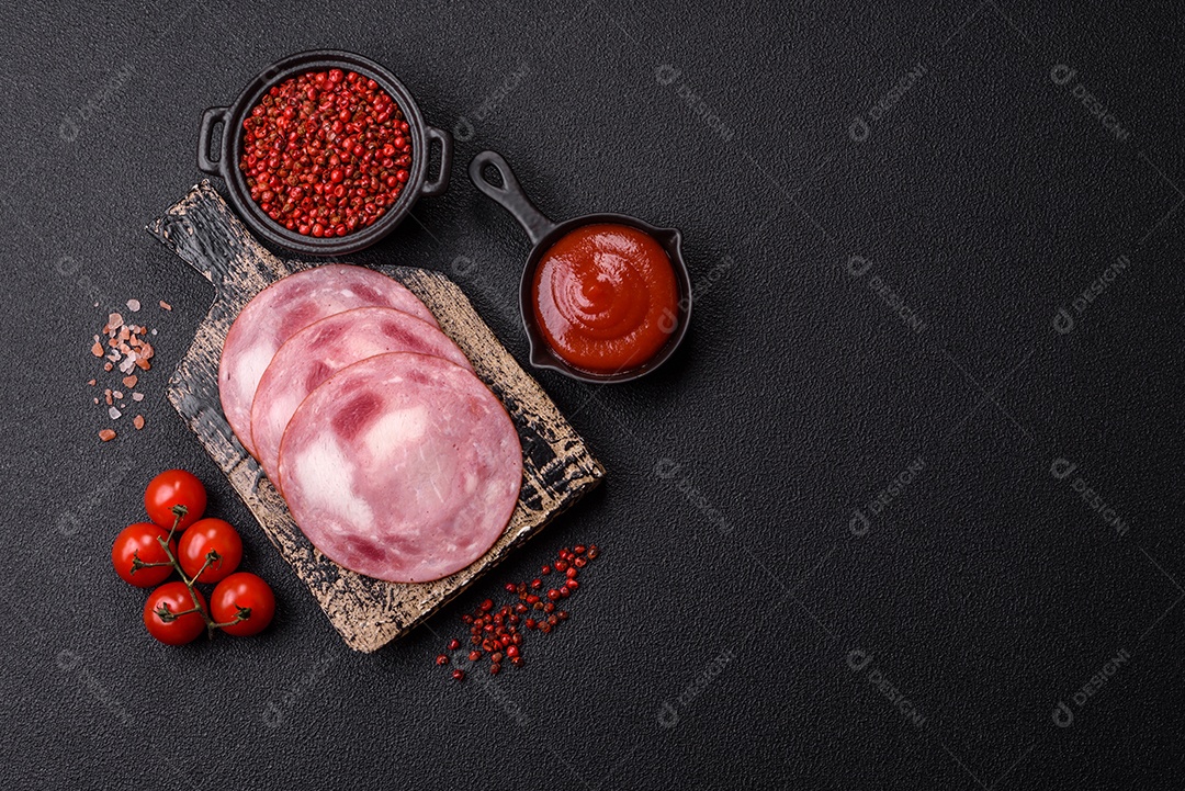 Imagem mostra fatias de presunto, um produto de carne processada feito da perna de porco