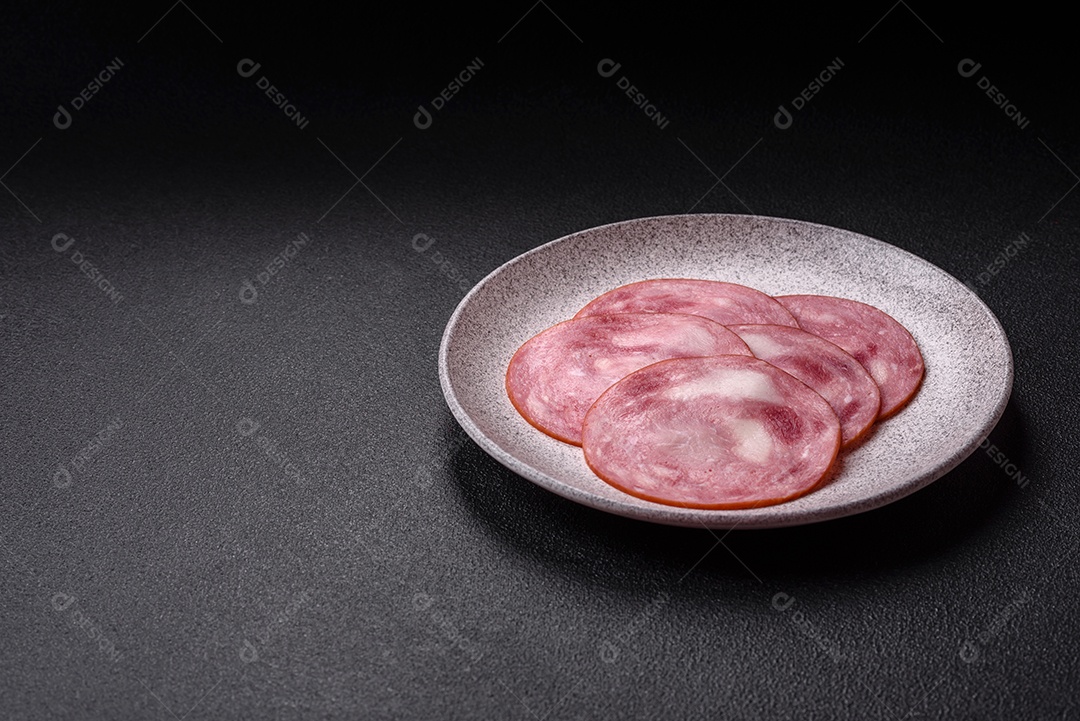Imagem mostra fatias de presunto, um produto de carne processada feito da perna de porco