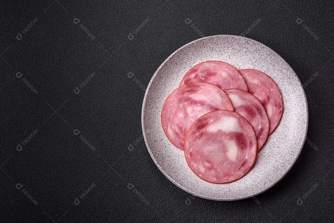 Imagem mostra fatias de presunto, um produto de carne processada feito da perna de porco