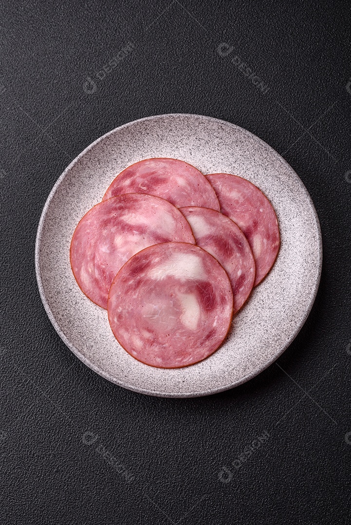 Imagem mostra fatias de presunto, um produto de carne processada feito da perna de porco