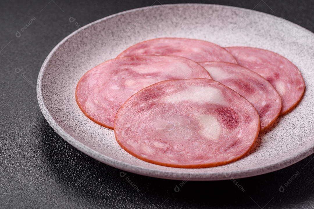 Imagem mostra fatias de presunto, um produto de carne processada feito da perna de porco