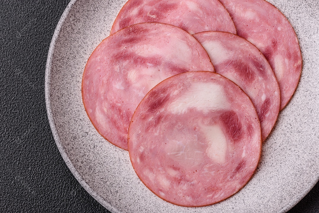 Imagem mostra fatias de presunto, um produto de carne processada feito da perna de porco