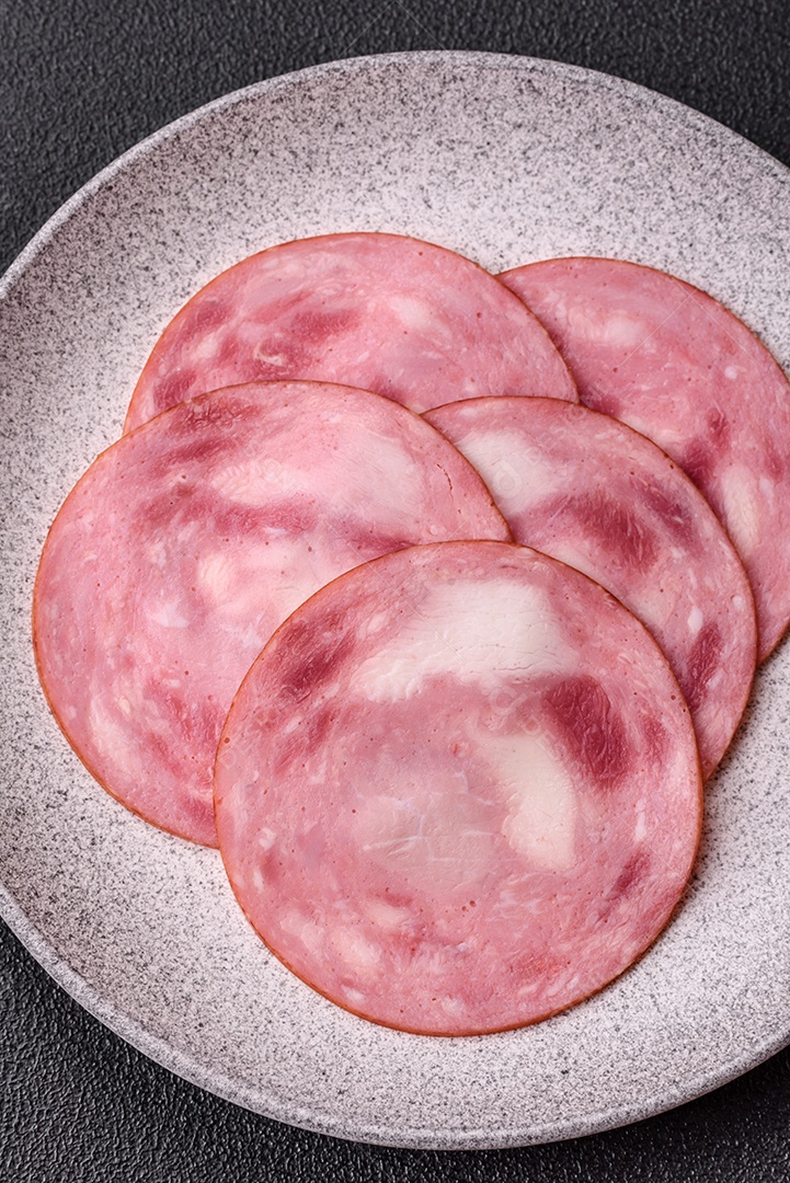 Imagem mostra fatias de presunto, um produto de carne processada feito da perna de porco