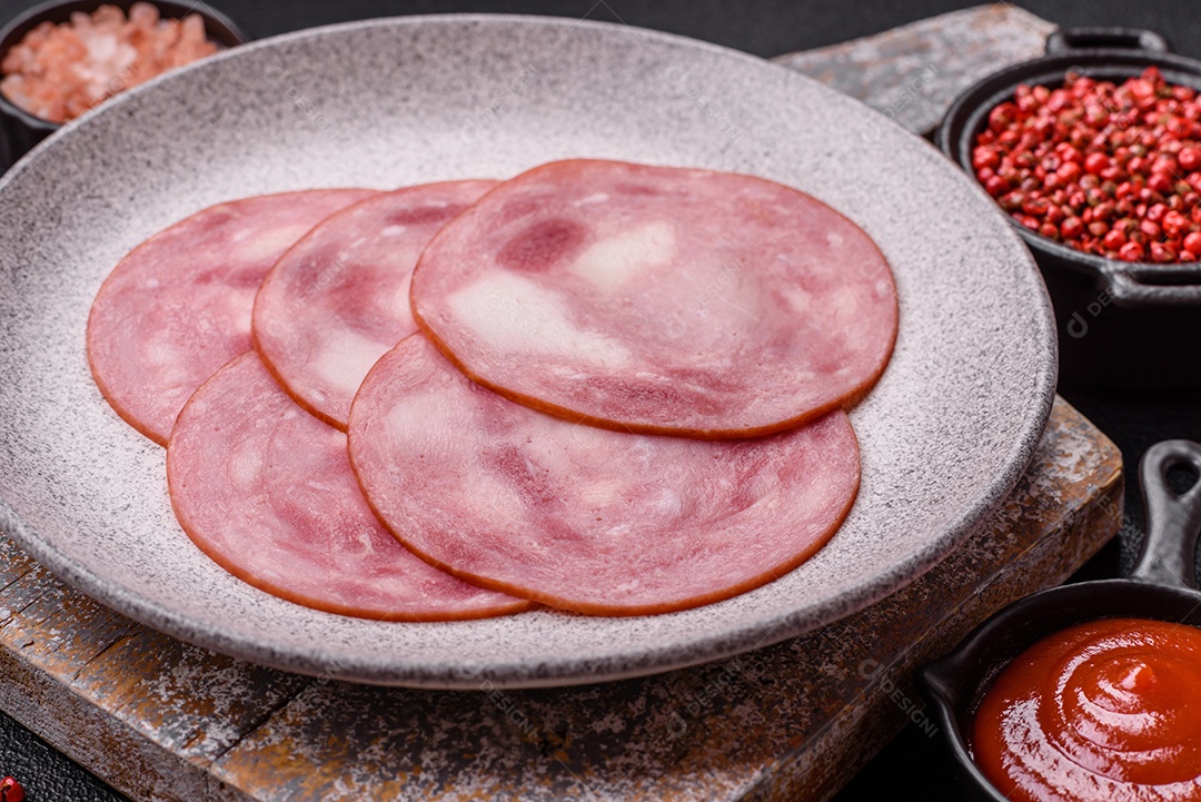 Imagem mostra fatias de presunto, um produto de carne processada feito da perna de porco