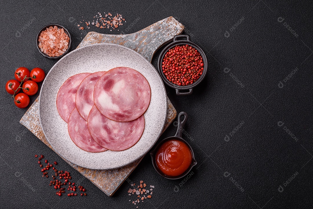 Imagem mostra fatias de presunto ou outro frios similar, acompanhadas de um molho vermelho