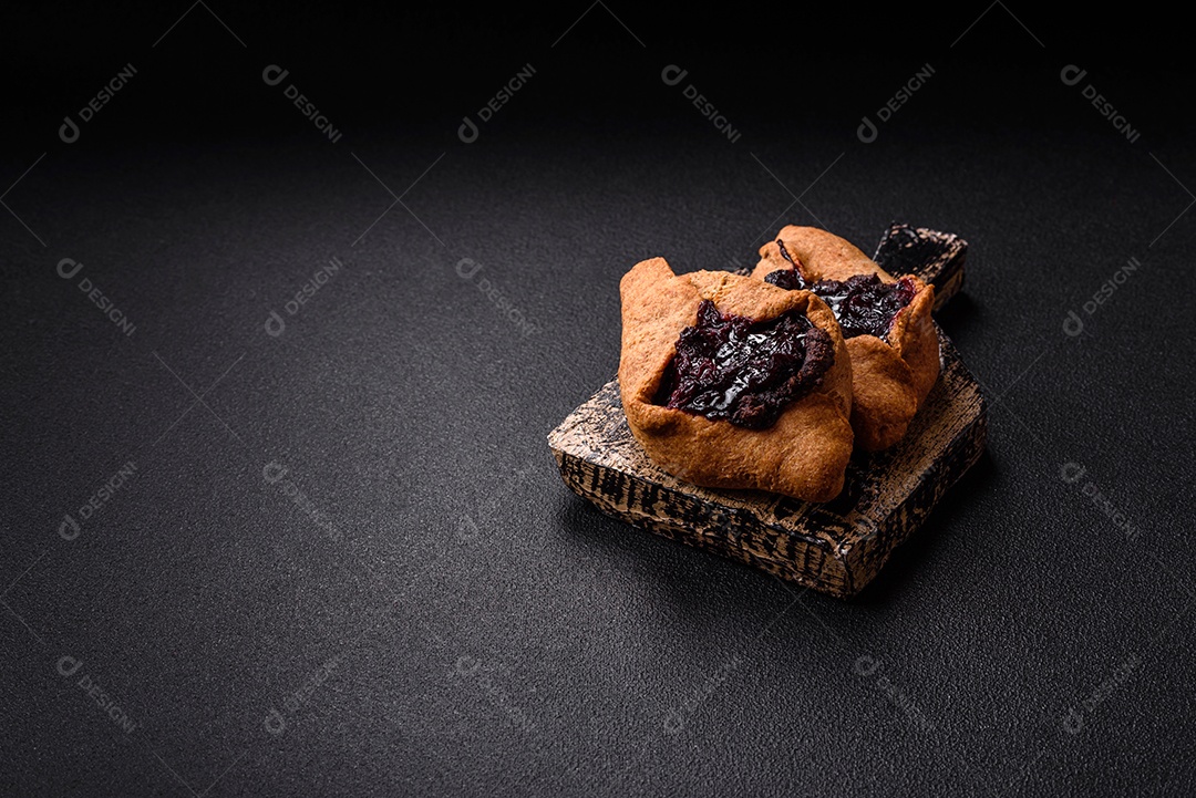 Biscoitos saborosos em um prato em uma mesa de concreto