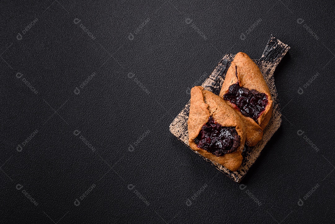 Biscoitos saborosos em um prato em uma mesa de concreto