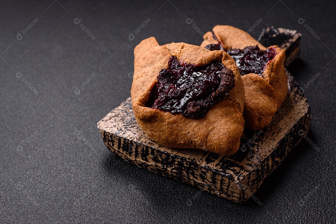 Biscoitos saborosos em um prato em uma mesa de concreto