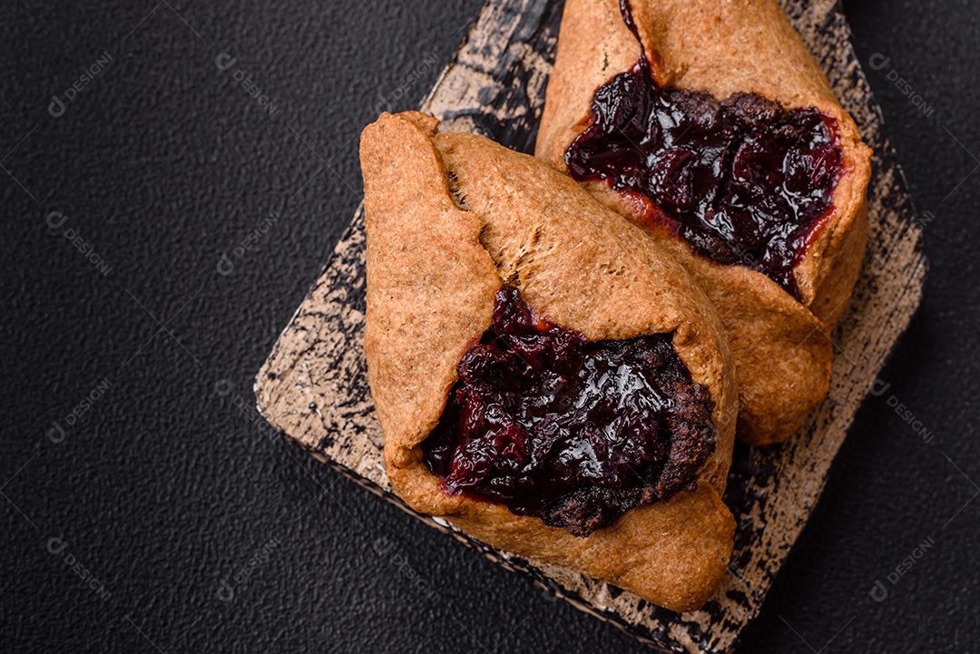 Biscoitos saborosos em um prato em uma mesa de concreto