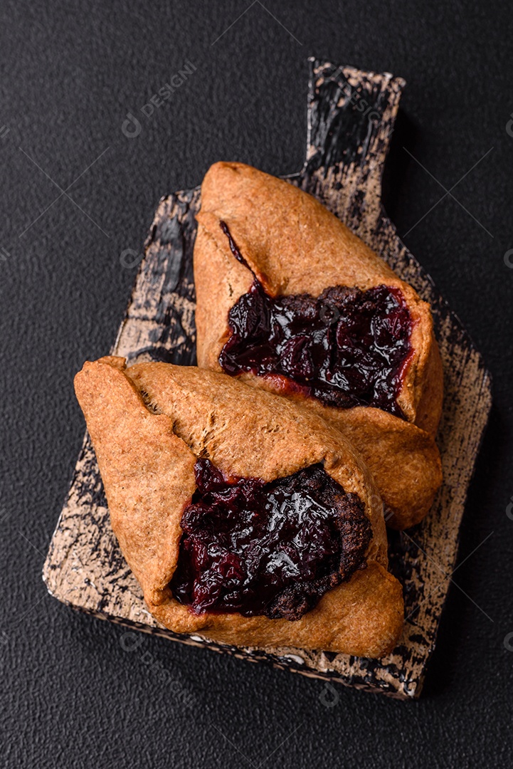 Biscoitos saborosos em um prato em uma mesa de concreto