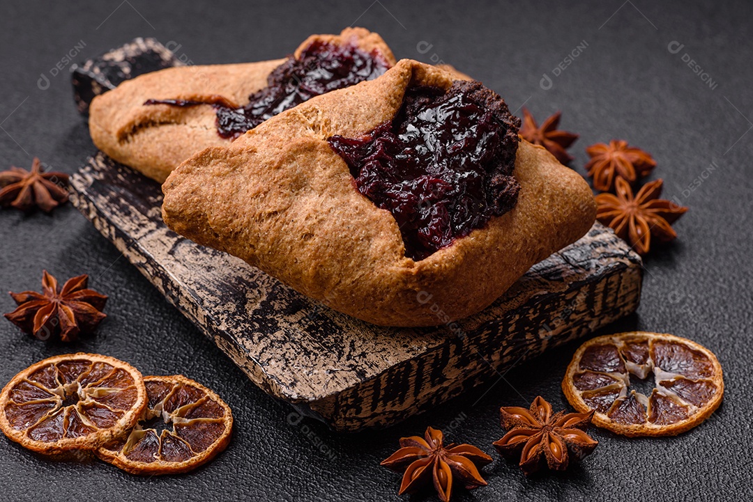 Biscoitos saborosos em um prato em uma mesa de concreto