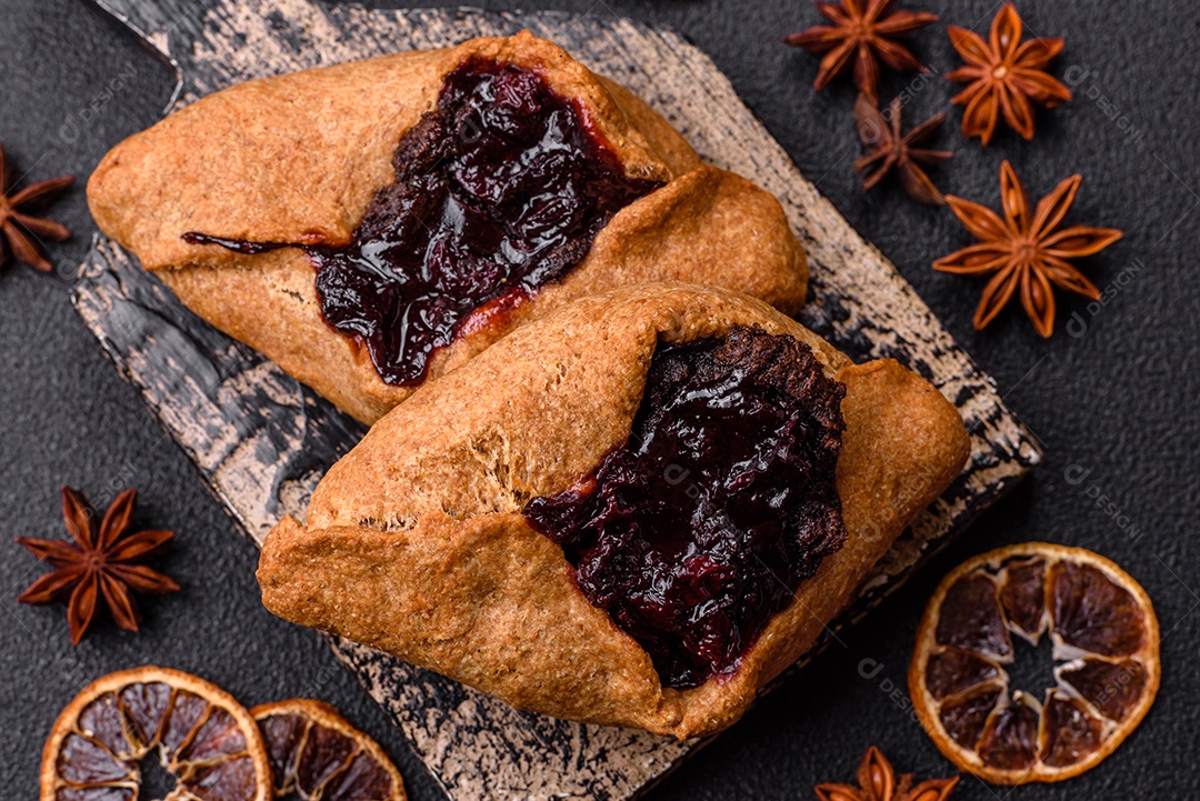 Biscoitos saborosos em um prato em uma mesa de concreto