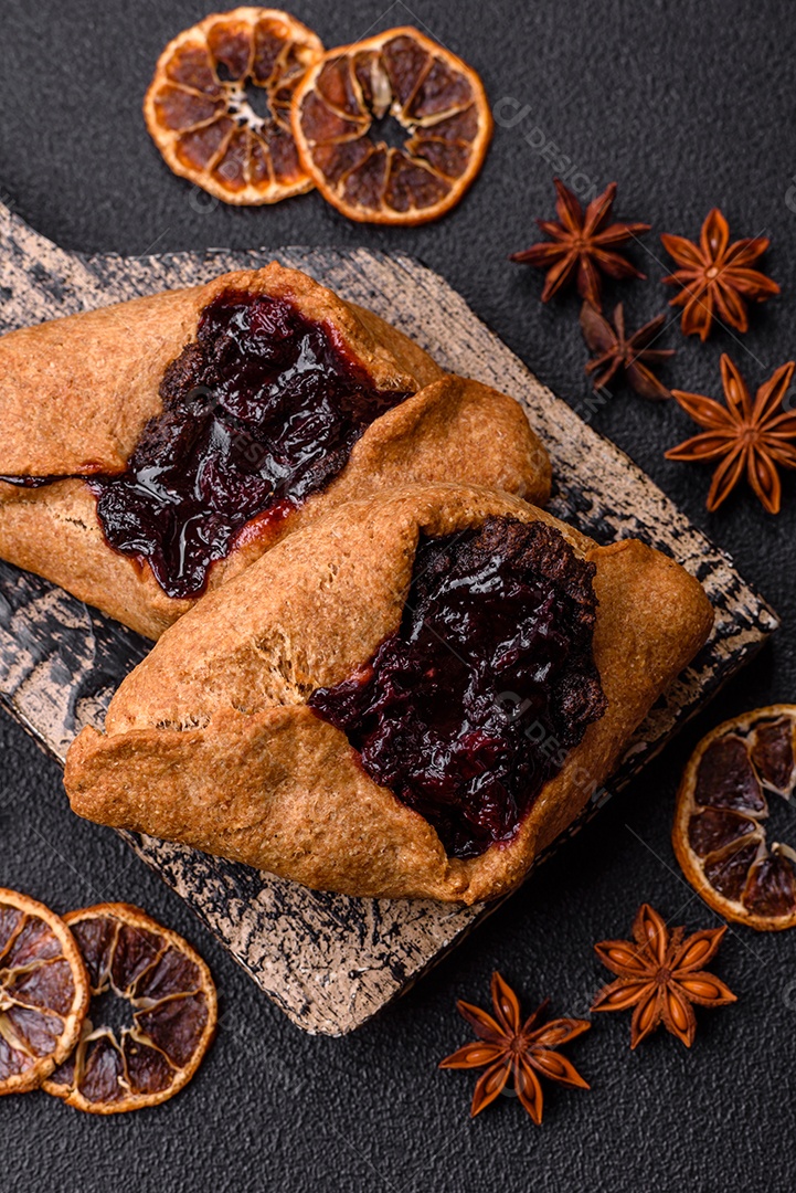 Biscoitos saborosos em um prato em uma mesa de concreto