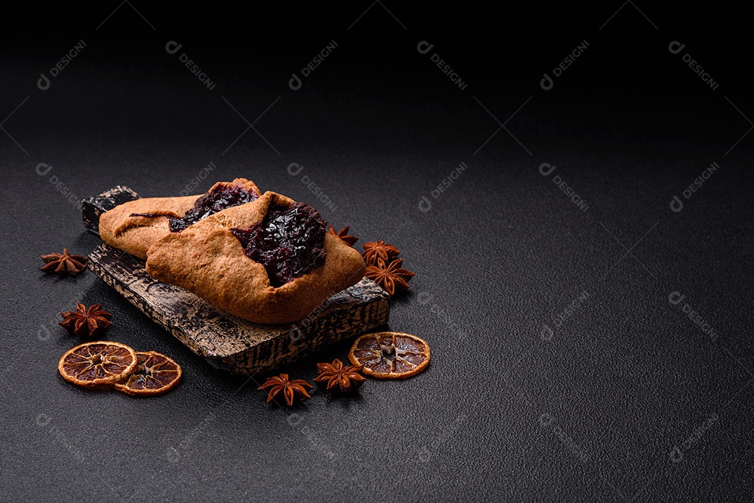 Biscoitos saborosos em um prato em uma mesa de concreto