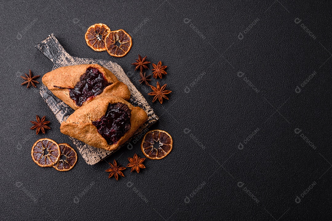 Biscoitos saborosos em um prato em uma mesa de concreto