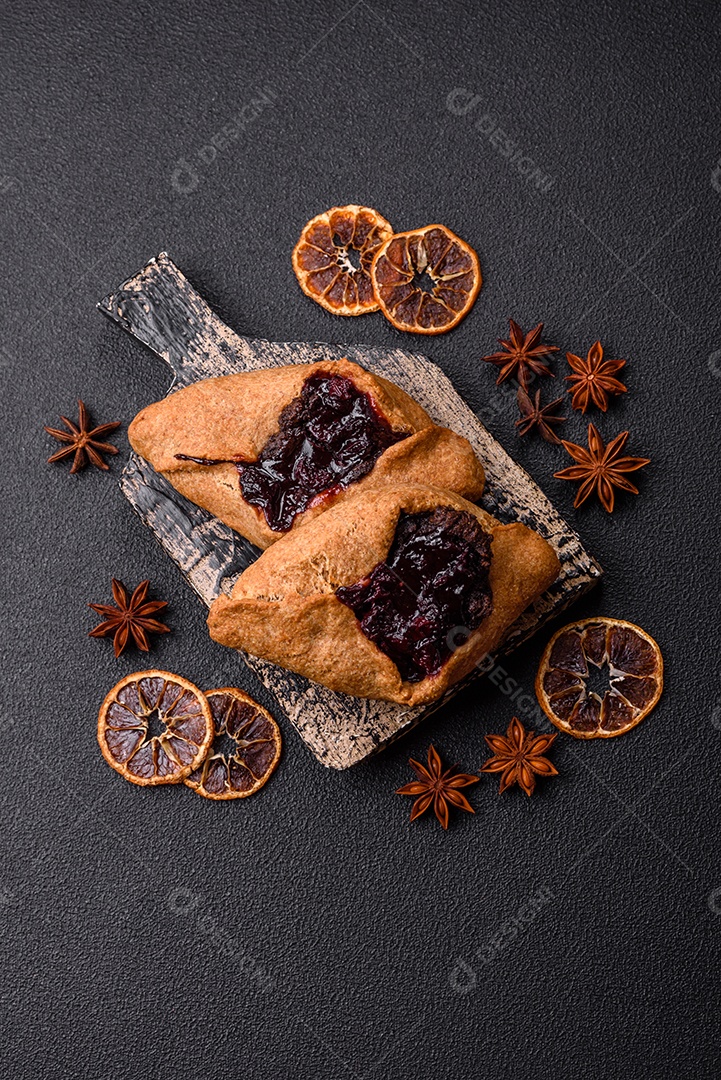 Biscoitos saborosos em um prato em uma mesa de concreto