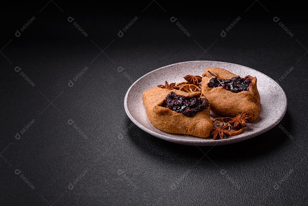 Biscoitos saborosos em um prato em uma mesa de concreto