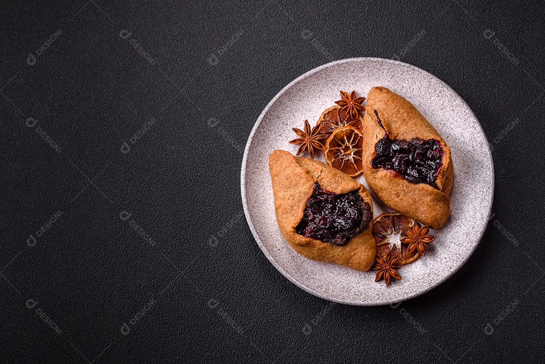 Biscoitos saborosos em um prato em uma mesa de concreto