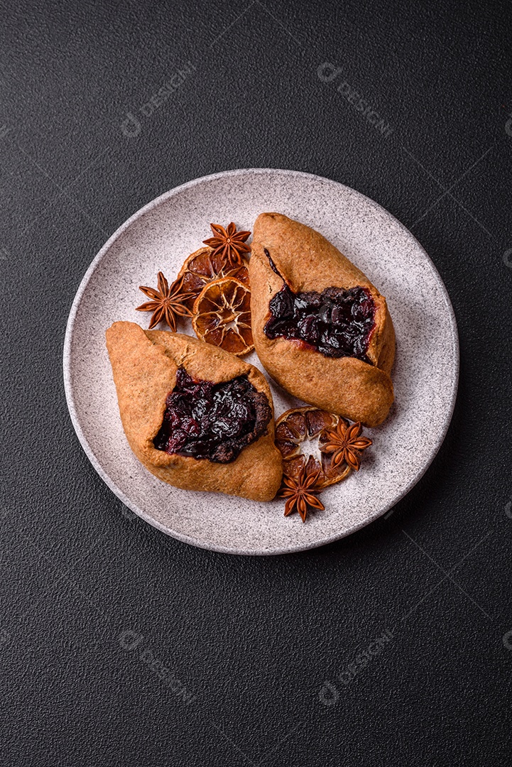 Biscoitos saborosos em um prato em uma mesa de concreto