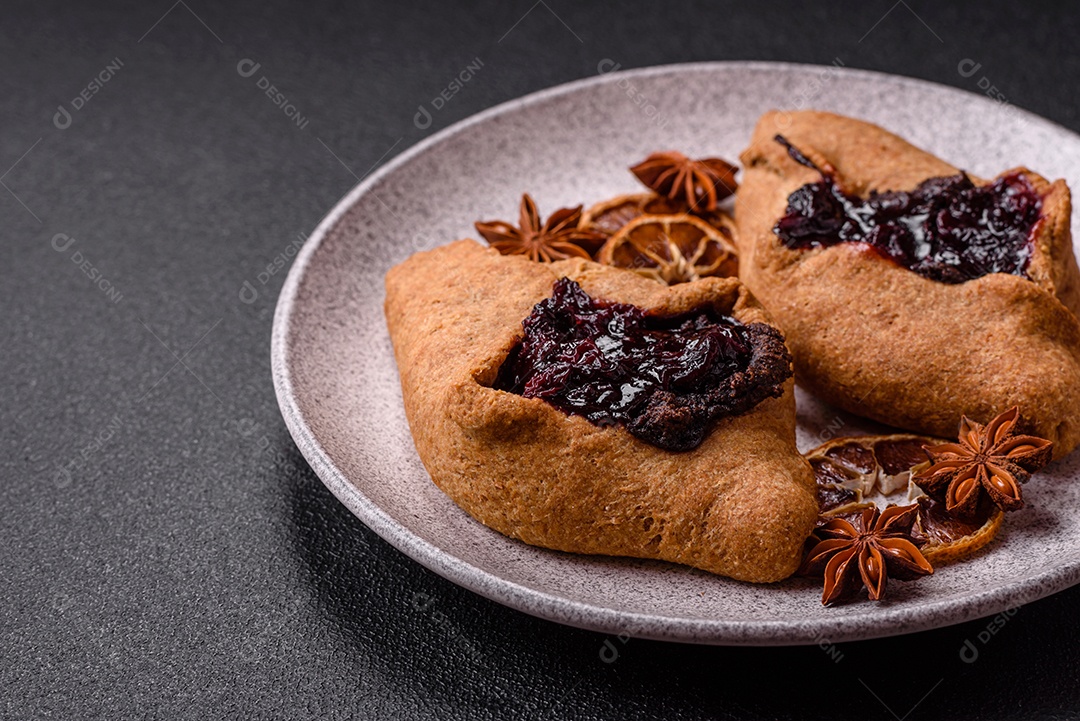 Biscoitos saborosos em um prato em uma mesa de concreto