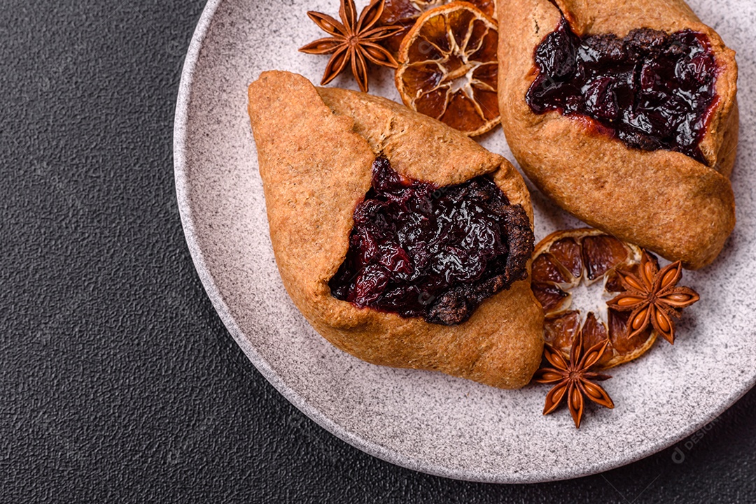 Biscoitos saborosos em um prato em uma mesa de concreto