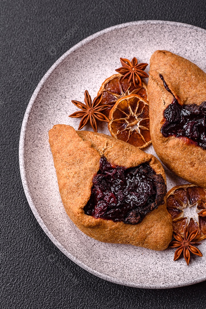 Biscoitos saborosos em um prato em uma mesa de concreto