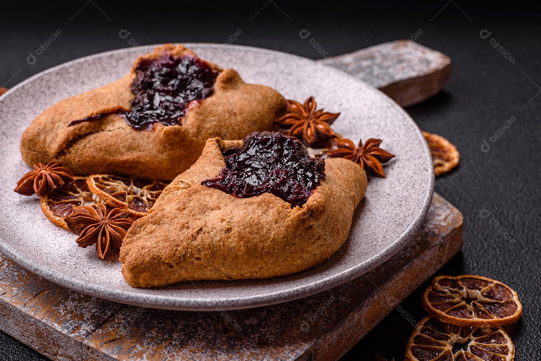 Biscoitos saborosos em um prato em uma mesa de concreto