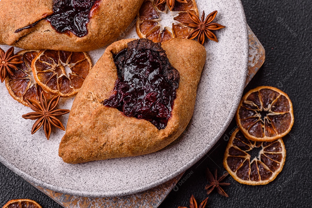 Biscoitos saborosos em um prato em uma mesa de concreto