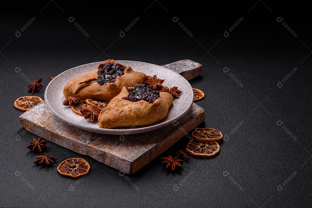 Biscoitos saborosos em um prato em uma mesa de concreto