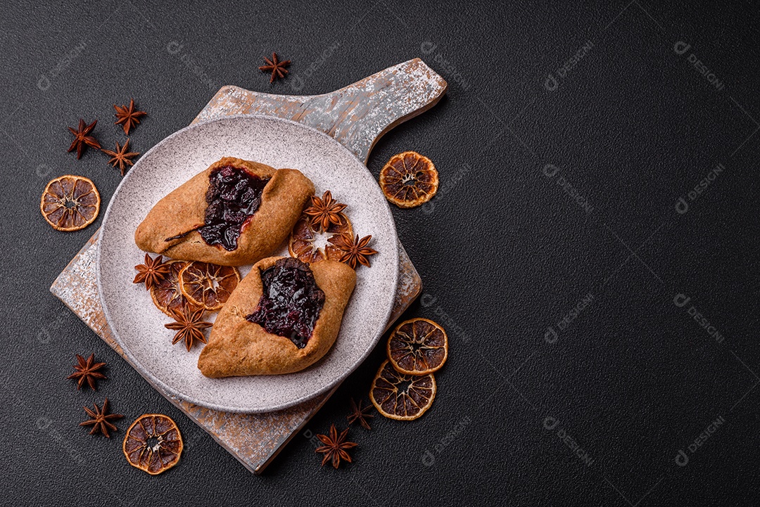 Biscoitos saborosos em um prato em uma mesa de concreto