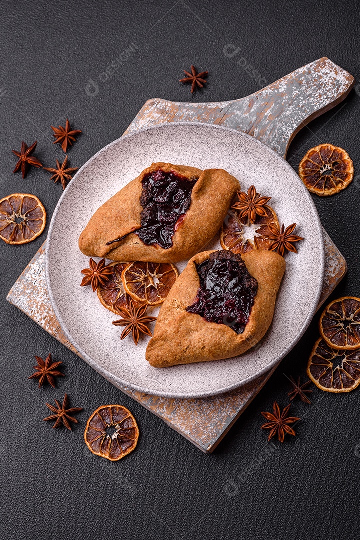 Biscoitos saborosos em um prato em uma mesa de concreto